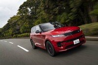 プラットフォームは「レンジローバー」と同じモノコックの「MLA-Flex」。先代モデルよりもねじり剛性が35%アップしている。