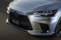「スピンドルボディー」と呼ばれる塊造形が採用された、新型「レクサスRX」のフロントまわり。