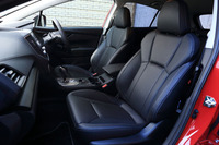 オプションの「ブラックレザーセレクション」を選択したテスト車のシートは、なめらかな触感を特徴とする本革仕立て。前席(写真)にはシートヒーターも備わる。