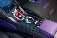 シフトセレクターは「P」と「M(マニュアルシフト)」がボタン式で「R」がレバー式。右のステアリングパドルを引くと「D」に入る。