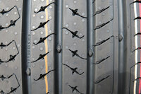 リブを左右に横断しないサイプ(細ミゾ)のデザインに注目。リブをミゾで分断しないことでブロック剛性を高め、細かな振動の発生を抑制しているのだ。