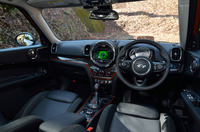 インテリアは、MINIらしい“円形デザイン”を採用。各所にクロームパーツをあしらうことで質感の向上が図られた。