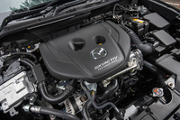 新たに採用された1.8リッター直4ディーゼルターボエンジン。従来モデルの1.5リッターユニットより、高回転域におけるトルクの強化と、実燃費の改善、環境負荷の低減などが図られている。