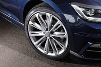 足元には、1.4リッター時代の「Rライン」より1インチ大きな19インチアルミホイールが装着される。タイヤサイズは235/40R19。