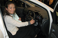 自動車雑誌『NAVI』などでお馴染みの自動車コーディネーター、山田由喜恵氏は、ステアリングホイールが太いことを指摘。吉田チーフエンジニアによると、「高速時の安心感向上と、スポーティ感を演出するため。ドライバーもウィッシュなら、楽しく運転できます」