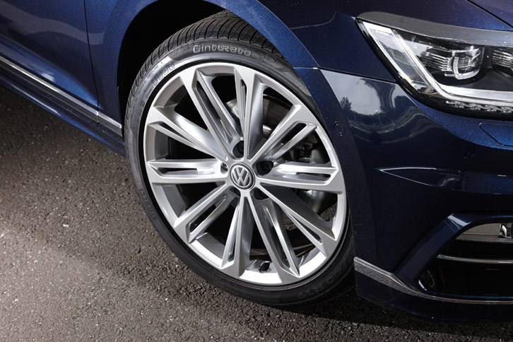 足元には、1.4リッター時代の「Rライン」より1インチ大きな19インチアルミホイールが装着される。タイヤサイズは235/40R19。