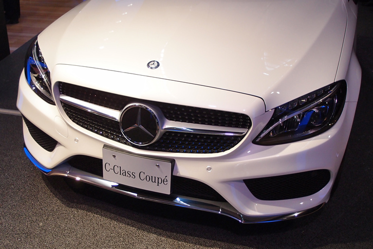 シングルルーバー付きのグリルを持つ、新型「Cクラス クーペ」のフロントまわり。