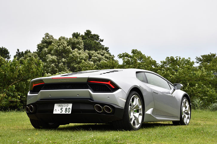 4WDの「LP610-4」とはフロントとリアのデザインが異なっており、リアまわりではバンパーの形状が変更されている。