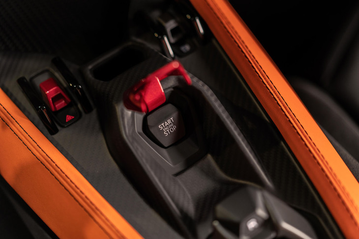 赤いカバー付きのスタート/ストップスイッチは最新のランボルギーニ各車に備わるアイテムだ。