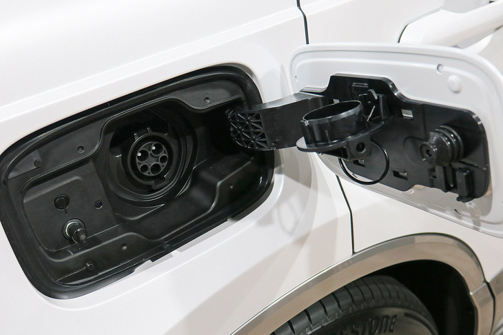 トヨタ・センチュリー(充電口)