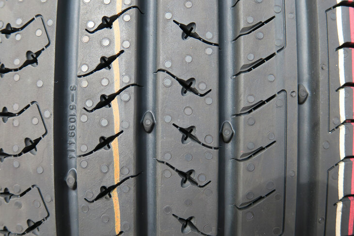 リブを左右に横断しないサイプ(細ミゾ)のデザインに注目。リブをミゾで分断しないことでブロック剛性を高め、細かな振動の発生を抑制しているのだ。