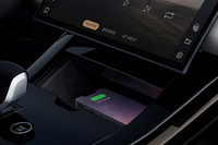 ワイヤレスデバイスチャージングシステムが全車に備わる。