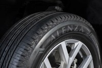 「アレンザ」は、オンロードでの快適性や走りのよさを追求したSUV専用設計タイヤのブランドだ。現在は「LX100」(写真)と「001」の、2つの製品をラインナップしている。