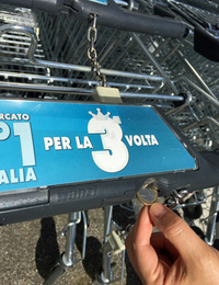 欧州では、スーパーマーケットのカートは、コインを入れて、ほかのカートもしくは係留ポールから固定チェーンを切り離す方式がほとんど。