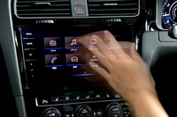 ジェスチャー機能付きの新世代インフォテイメントシステム“ディスカバープロ”が標準で装備されており、スクリーンをタッチすることなく、手を左右に動かすだけで、ラジオ選局などの操作ができる。