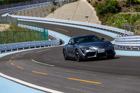 車線の右側と左側とで異なるアスファルト路面に注目。カントリー路では、欧州のそれを模したというさまざまな路面が設定されている。