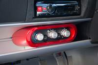 走りに特化したイメージの強い「エキシージ」だが、マニュアル式のエアコンやパワーウィンドウ、12Vのアクセサリーソケットなどは標準装備となる。