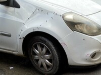 多数の留め具によって補強された「ルノー・クリオ」(11月)。