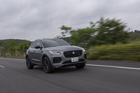 エンジンが横置き搭載される「プレミアム・トランスバース・アーキテクチャー(PTA)」を採用する「E-PACE R-DYNAMIC HSE PHEV P300e」。容量15kWhのリチウムイオンバッテリーを、車体のほぼ中央に配置している。