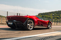 販売に際しては、フェラーリにとって最上位の顧客やコレクター、アンバサダーだけに声がかけられたという。生産台数599台は、すでに完売している。