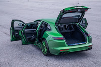 「スポーツツーリスモ」のリアハッチは、セダンとは異なりバンパーの直上から開く。重い荷物の出し入れもしやすいデザインになっている。