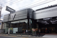 トライアンフ東京は、JR吉祥寺駅から徒歩15分ほどの五日市街道沿いにオープンした。