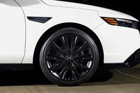 ステルスグリントブラック塗装が施された「アコードe:HEVスポーツライン」の19インチホイール。