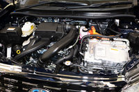 パワープラントはLPG(液化天然ガス)で駆動する1.5リッターエンジンとハイブリッド機構「THS II」の組み合わせ。システム全体で100psの最高出力を発生する。