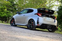 2023年の東京オートサロンで発表され、同年1月23日に受注が開始された「TOM'S GRヤリス」。サーキットでのスポーツ走行にフォーカスした、本格的なコンプリートカーだ。