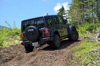 不整地の斜面をすいすいと登る「ラングラー アンリミテッド スポーツ」。悪路走破性では「ルビコン」にゆずる同車だが、トライアル競技に出るのでもなければ、これでもお釣りがくるレベルのパフォーマンスだろう。