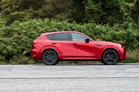 縦置きエンジンであることがひと目で分かるサイドビュー。全長は4740mmで、「トヨタRAV4」や「スバル・フォレスター」などと競合することになる。