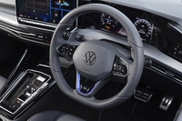 素の「ゴルフ」や「ゴルフGTI」はステアリングスイッチをタッチ式からプッシュボタン式に変更したが、「R」はタッチ式のまま。右スポークに「R」スイッチ(ドライブモード切り替え用)が備わる都合だろうか。