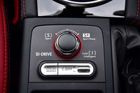 マイナーチェンジの目玉であるマルチモードDCCD(横長の銀色のスイッチ)。センターデフの差動制限を全域で電子制御とすることで、俊敏な応答性とスムーズな回頭性を目指した。