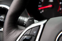 ステアリングホイールに備わるシフトパドル。トルコン式らしい滑らかな変速が特徴のカマロのATだが、変速レスポンスは明らかに改善していた。
