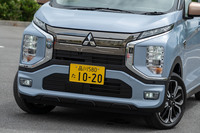 デザインは基本的に「eKクロス」と共通だが、ダーククロームメッキのダミーグリルやLEDフォグランプ、ボディー同色の前後バンパーガーニッシュなど、専用のディテールで差異化を図っている。