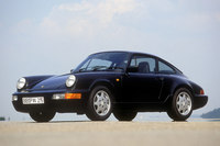 「911」シリーズ初の4WD車である「タイプ964」の「911カレラ4」。前軸:後軸=31:69を基本に、走行状況に応じてトルク配分を変化させる電子制御式フルタイム4WDシステムが採用された。