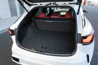 荷室の容量は612リッター。後席を畳まなくても9.5インチのゴルフバッグが4つ積める。