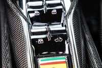 リトラクタブルルーフ操作スイッチとリアウィンドウの開閉ボタンは、センターコンソールに配置されている。