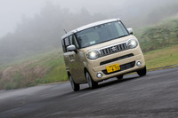 車名的には「ワゴンR」のファミリーに属する「ワゴンRスマイル」だが、車体の構造は大きく異なり、環状骨格に構造用接着剤および高減衰マスチックシーラーの採用……と、「ハスラー」から導入が進んでいるスズキ最新の車体技術が取り入れられている。