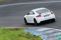 スタビリティーが非常に高く、ブレーキもしっかりと利く。400psのパワーに気後れすることなくアクセルを踏んでいける。