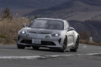 「A110 R70」はシリーズ全体よりも先に「R」の最終モデルとして世界限定770台で発売された。足まわりは減衰力・車高調整式ダンパーを使う「ラディカルシャシー」だ。