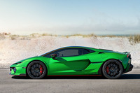 「テメラリオ」のサイドビュー。シャシーには「ウラカン」と同じく軽量なアルミニウム製のスペースフレームが用いられている。ボディーサイズは全長×全幅×全高=4706×1996×1201mmで、ホイールベースは2658mm。