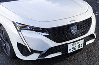 「308 GTハイブリッド」と「3008 GTハイブリッド4」の特性の違いを明らかにするの画像