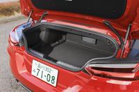 「Z4」の荷室容量は281リッターと公表される。ソフトトップの収納スペースは別途確保されているため、ルーフの開閉で容量が変わることはない。