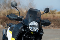 小柄ながらも高い防風性を発揮するウインドスクリーン。手を走行風から守るハンドルカバーとも相まって、ツーリング時の快適性は上々だ。