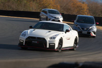 「GT-R NISMO」の先導でショートコースをドライブ。写真右手、「ダークメタルグレー」の「ノートe-POWER NISMO」が、筆者の駆るマシンである。