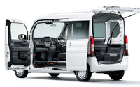 「N-VAN」ではセンターピラーをフロントドアと一体化し、最大1580mmの開口幅を実現。テールゲート側と合わせて複数人数で荷室スペースにアクセスできる。