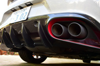 リアバンパー下にはカーボン製のリアディフューザーがのぞく。エキゾーストパイプは4本出しに。