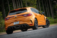 センター出しのマフラーエンドを囲うように、大仰なフィンを備えたディフューザーが装着されている。