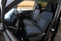 モノグラム調エンボス加工が施されたシート表皮は「ハイウェイスター」専用のデザイン。